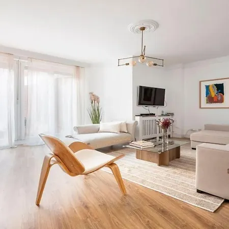Apartment Wonderful 4 Bedroom *